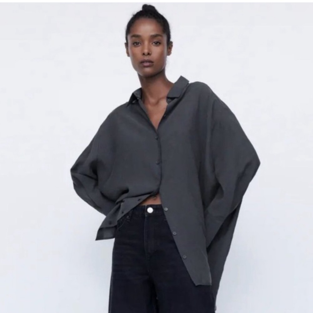Zara Oversized Button Up in Color Gray, Size Large